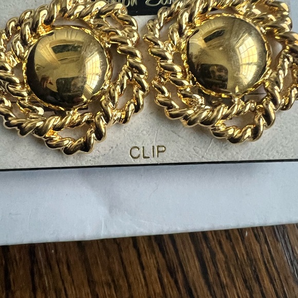 Vintage clip ons gold earrings - Picture 4 of 4
